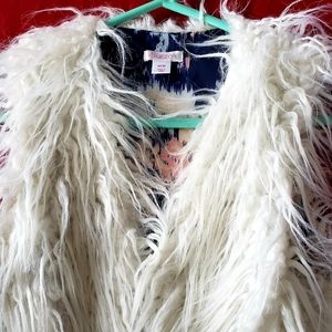 Xhilaration Ivory White Sleeveless Faux Fur Vest